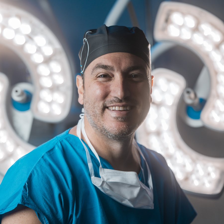 Dr. Rodrigo Jorrat en quirófano