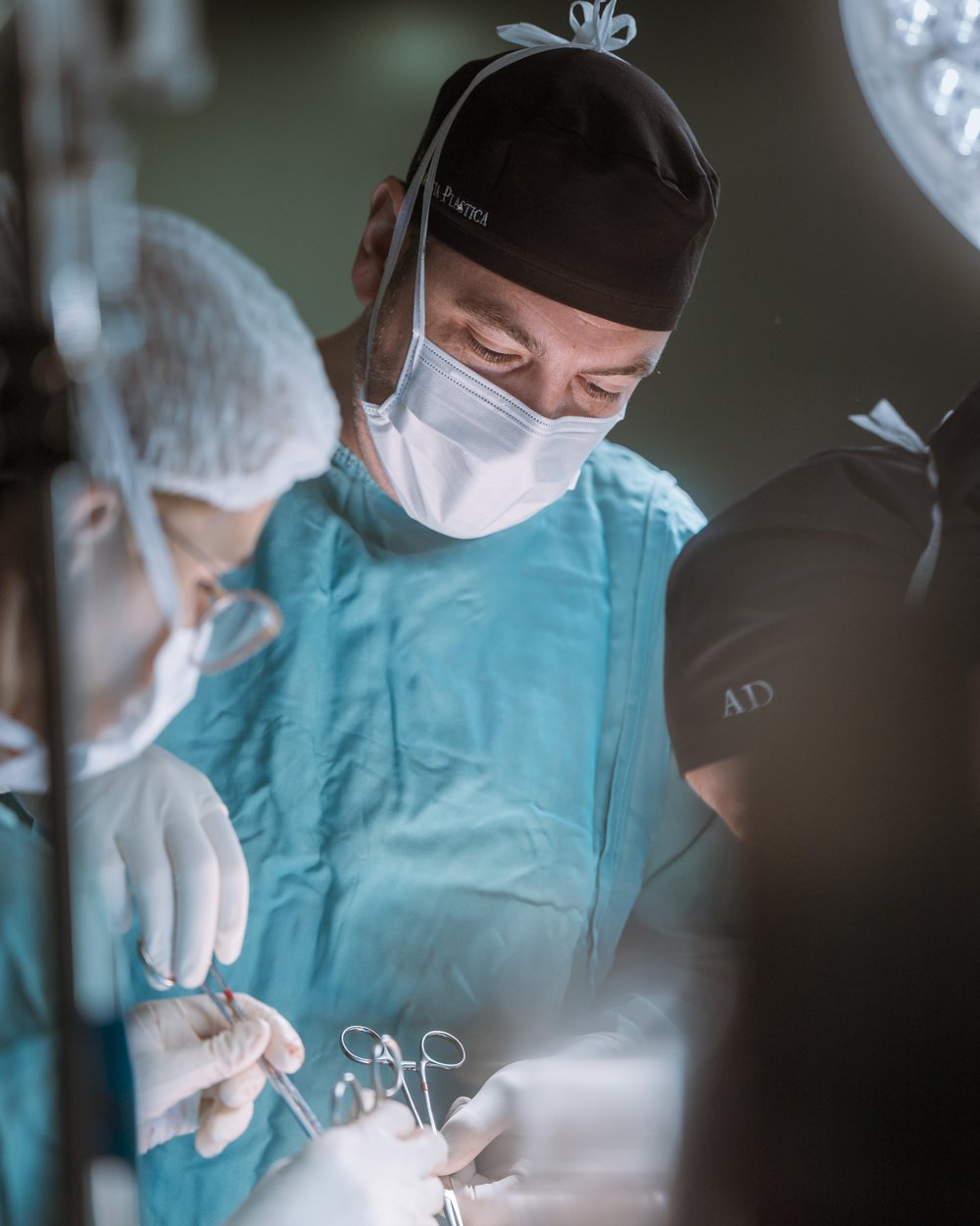 Dr. Rodrigo Jorrat operando junto a su equipo
